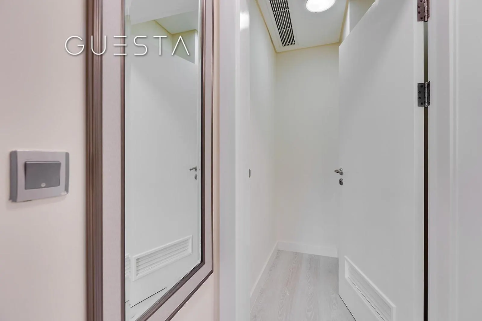 Shoreline The Palm, Free Beach & Pool Access Dubai Apartment
